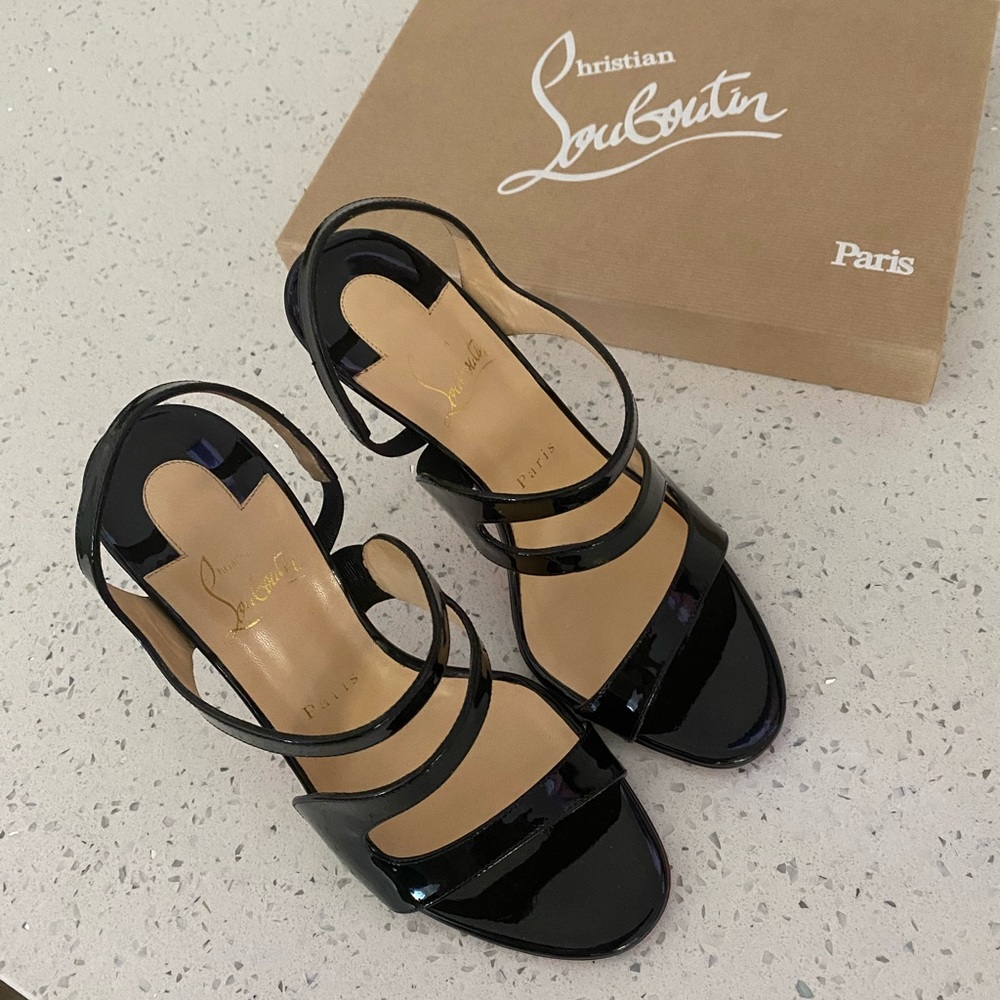 New CHRISTIAN LOUBOUTIN
Vavazou Asymmetric Sandals - Picture 9 of 14